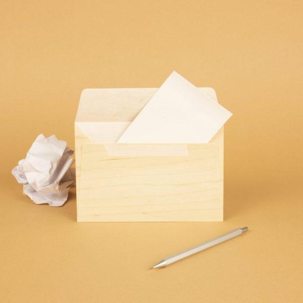 Prise de contact avec l'enveloppe en bois personnalisable