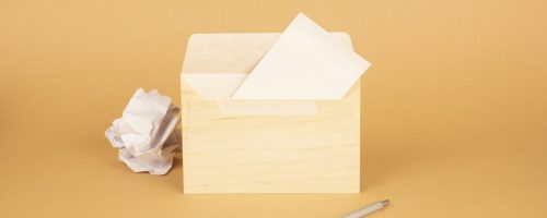 Prise de contact avec l'enveloppe en bois personnalisable